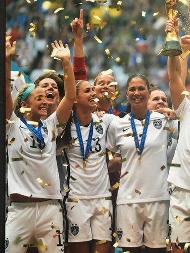 2015 USA WOMENS SOCCER TEAM WORLD CUP CELEBRATION 8x10 PHOTO Alex MORGAN LLOYD