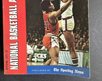 1971 /72 The Sporting News NBA Guide book Lew Alcindor Bucks Kareem Abdul Jabbar