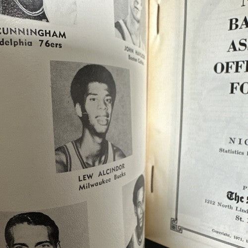 1971 /72 The Sporting News NBA Guide book Lew Alcindor Bucks Kareem Abdul Jabbar