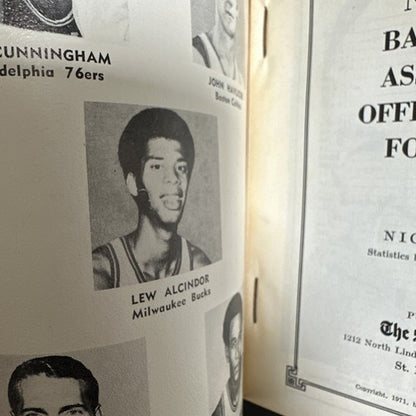 1971 /72 The Sporting News NBA Guide book Lew Alcindor Bucks Kareem Abdul Jabbar
