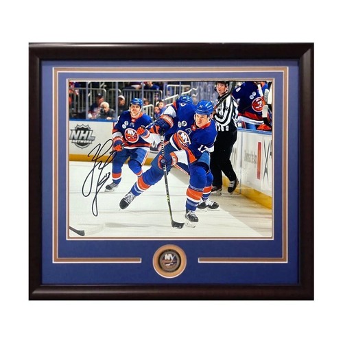 Matt Martin Signed 8x10 Framed Photo New York Islanders Bold Autograph CBM COA