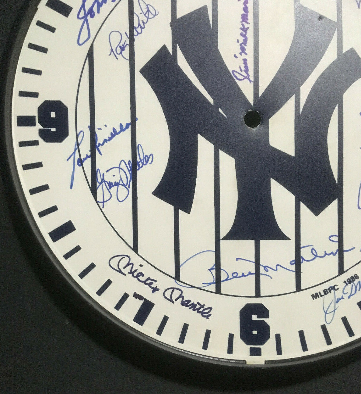NY Yankees signed clock Mickey Mantle #7 Joe DiMaggio #5 Berra 13 Hof auto PSA