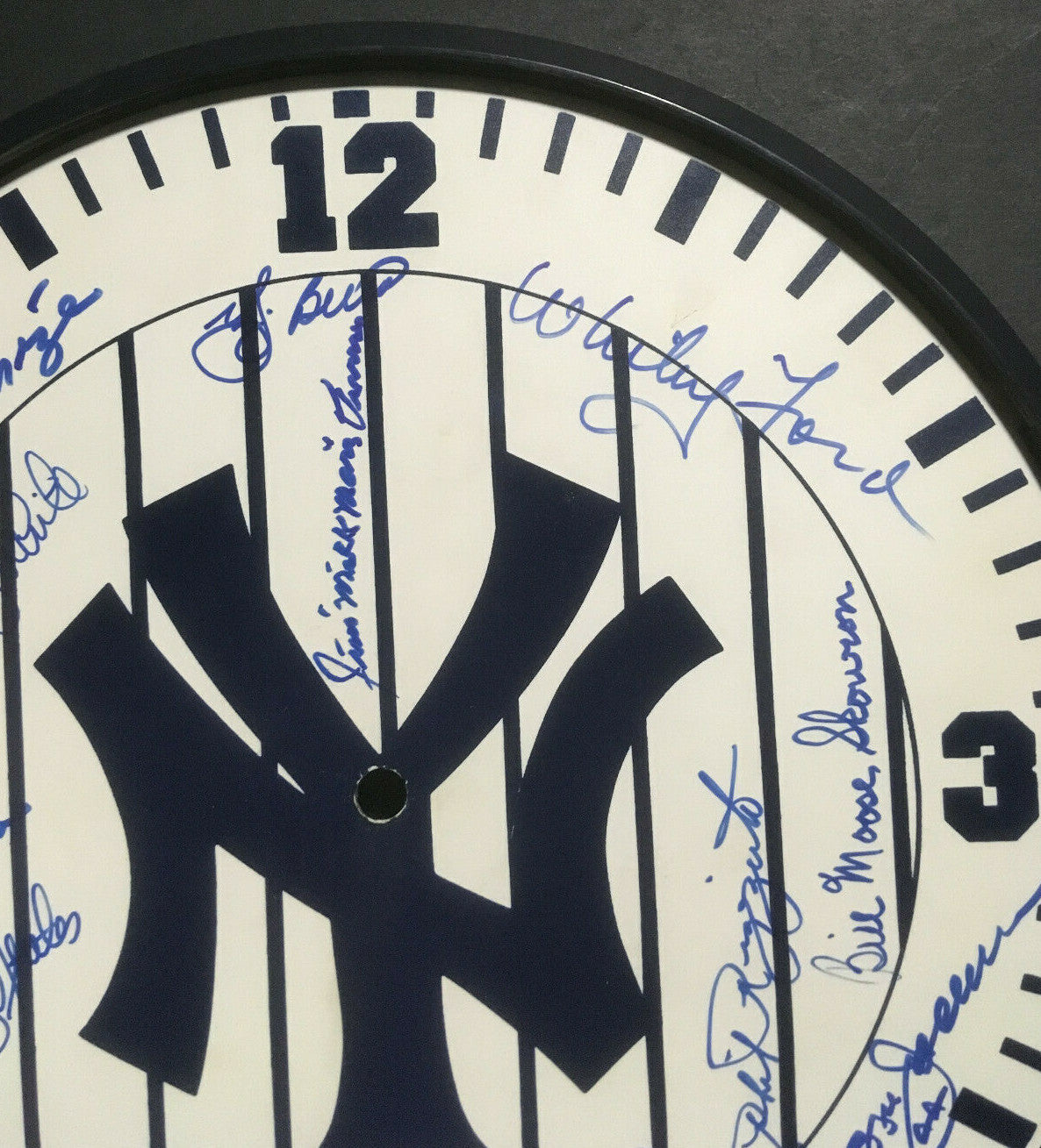 NY Yankees signed clock Mickey Mantle #7 Joe DiMaggio #5 Berra 13 Hof auto PSA