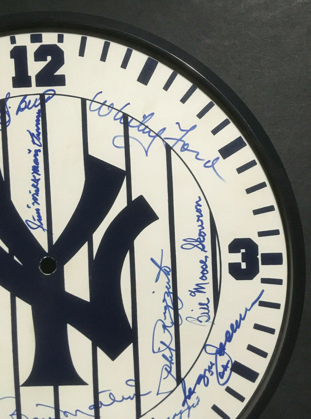 NY Yankees signed clock Mickey Mantle #7 Joe DiMaggio #5 Berra 13 Hof auto PSA