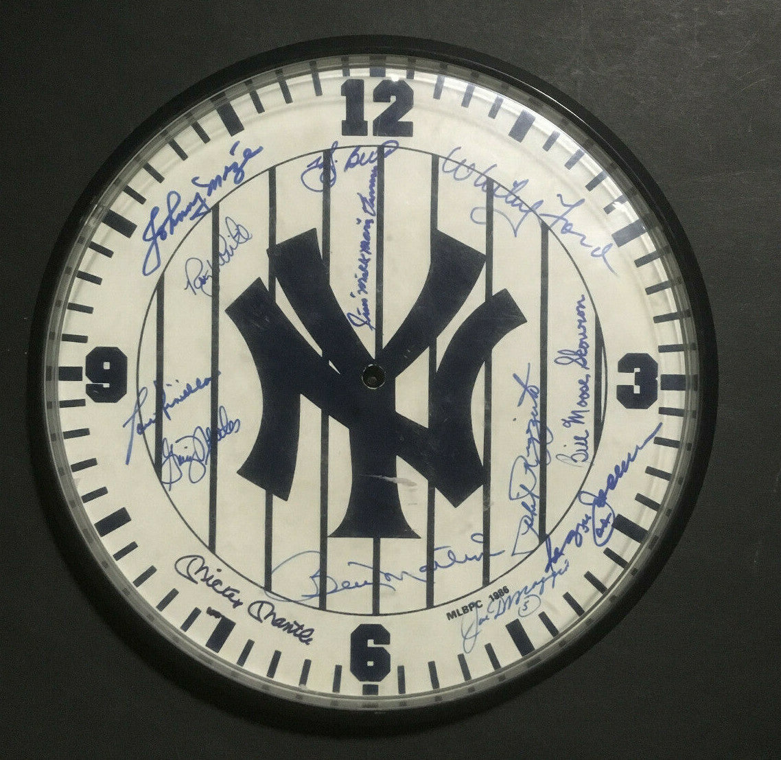 NY Yankees signed clock Mickey Mantle #7 Joe DiMaggio #5 Berra 13 Hof auto PSA