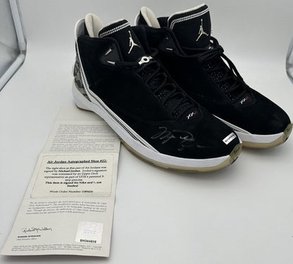 Michael Jordan Signed Air Jordan 22 Collezione Shoe Pair Auto Sneaker UDA COA