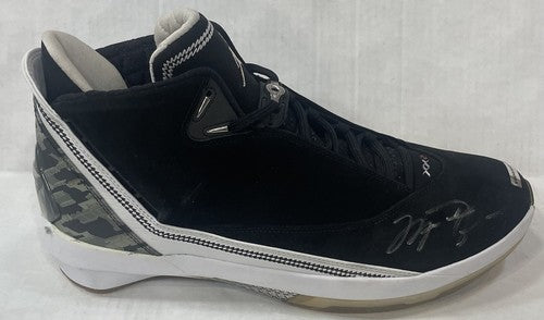 Michael Jordan Signed Air Jordan 22 Collezione Shoe Pair Auto Sneaker UDA COA