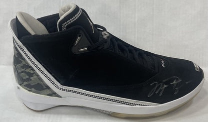 Michael Jordan Signed Air Jordan 22 Collezione Shoe Pair Auto Sneaker UDA COA