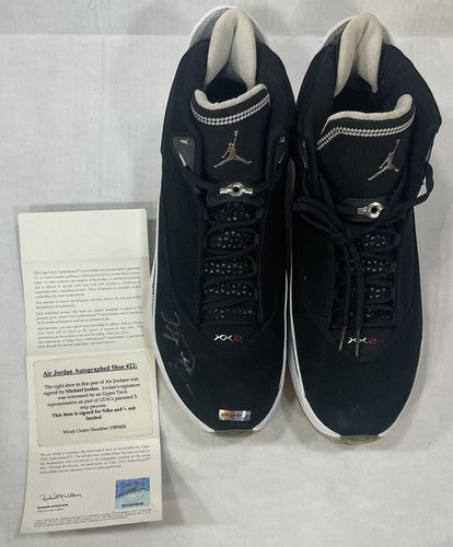 Michael Jordan Signed Air Jordan 22 Collezione Shoe Pair Auto Sneaker UDA COA