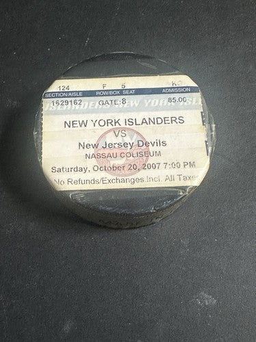 NY ISLANDERS  NHL OFFICIAL GAME USED PRACTICE PUCK Vs DEVILS 10/20/2007 & Ticket