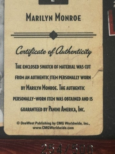 MARILYN MONROE WORN RELIC SWATCH CARD 2009 Panini HOLLYWOOD LEGENDS /500 Mint