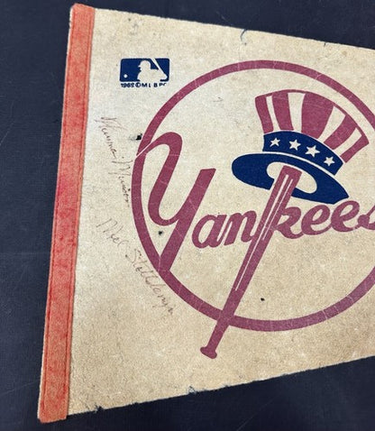 Thurman Munson Signed Yankees Pennant Mel Stottlemyre Roy White Auto Psa Coa