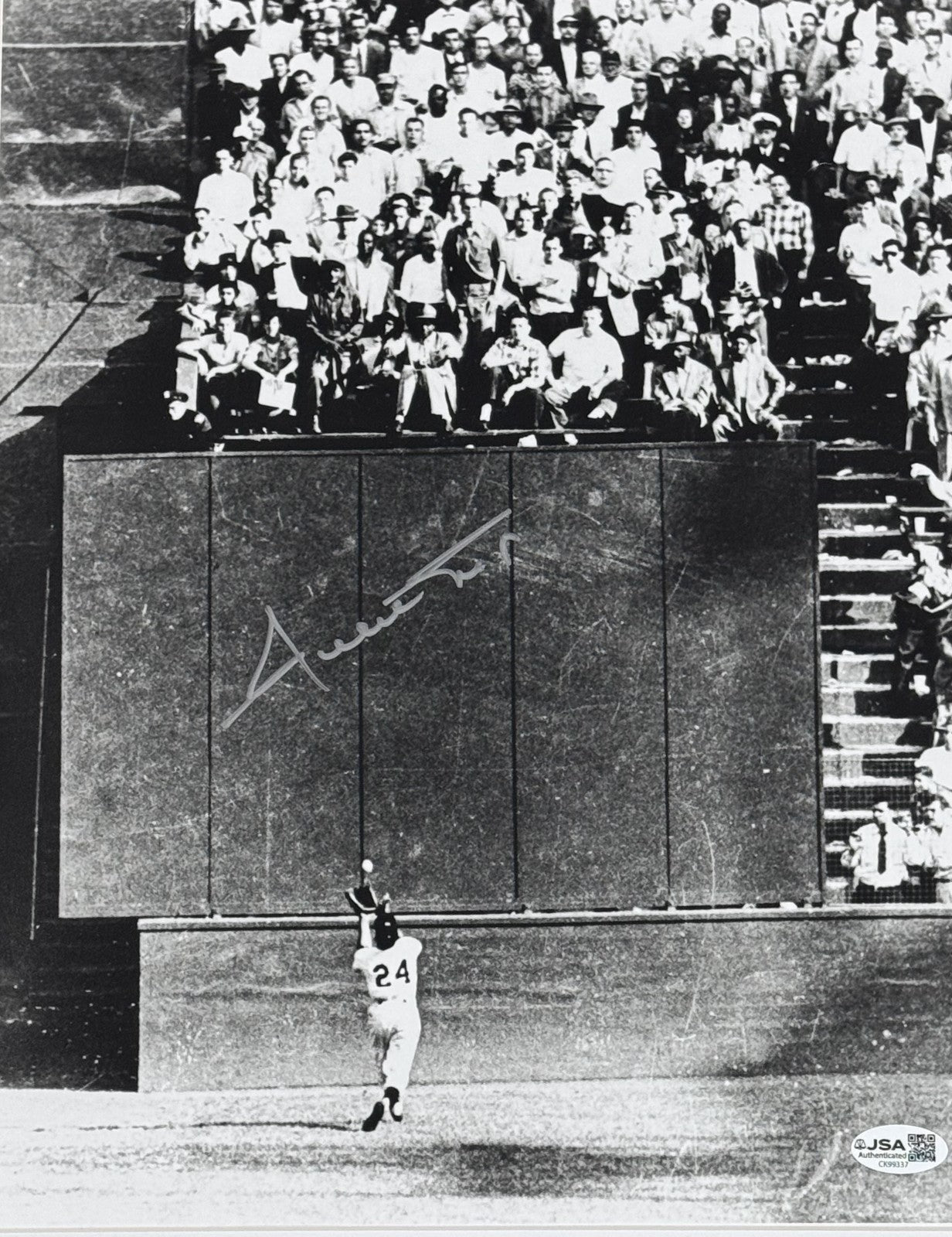 Willie Mays Signed 11x14 Framed Catch Photo Auto JSA COA SF Giants HOF
