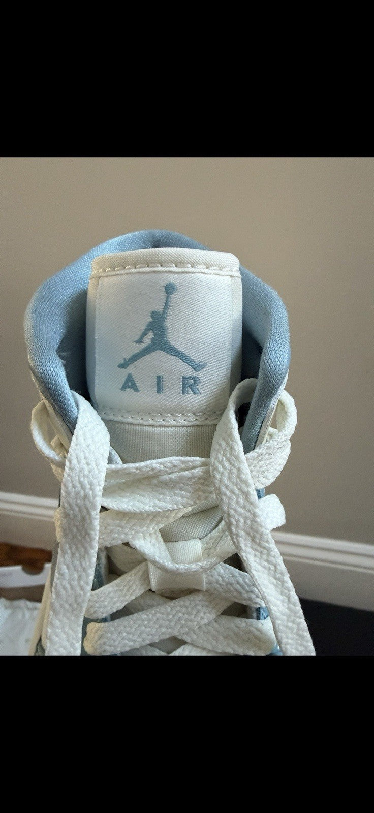 Air jordan 1 Mid University Blue Women's Size 7 Gently Worn In Box