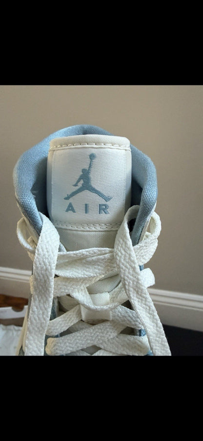 Air jordan 1 Mid University Blue Women's Size 7 Gently Worn In Box