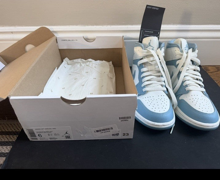Air jordan 1 Mid University Blue Women's Size 7 Gently Worn In Box